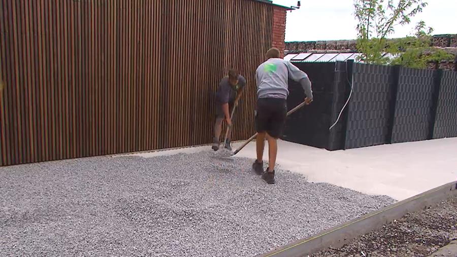 Hoe leg je een oprit met grind aan?