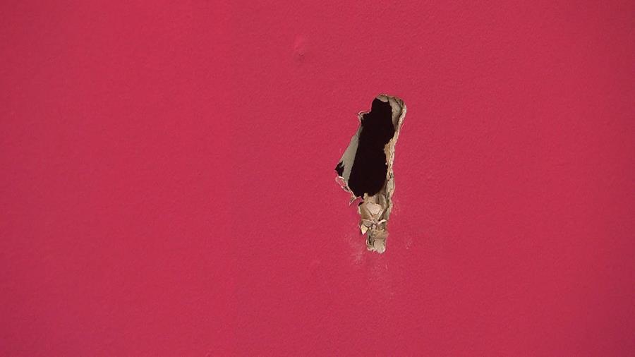 Hoe herstel je grote gaten in gipskarton?